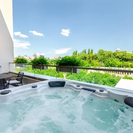 Petrovdom Luxury 11-240 With Jacuzzi In Rc Pechersk Plaza